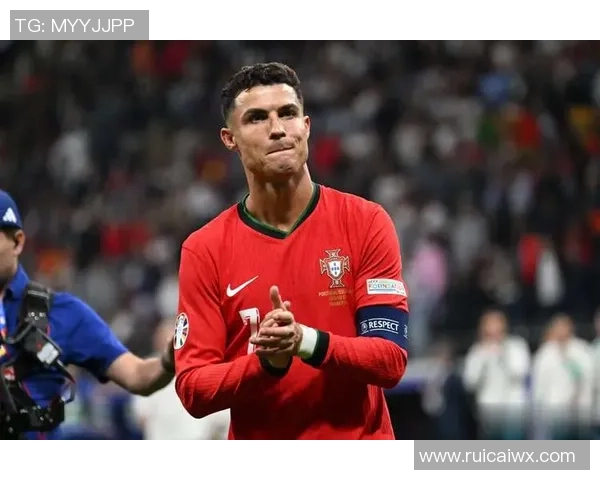 回顾足球历史较早的明星球员及其辉煌成就分析